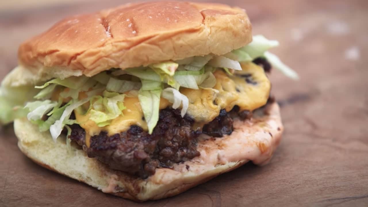 Video from Bon Appétit about The Ultimate Smash Burger, Grill-Edition